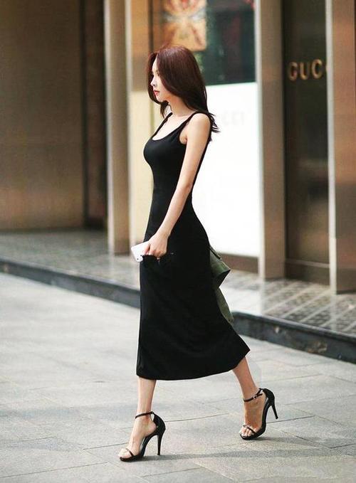 美女散步，青春靓丽亭亭玉立，是你的菜吗？