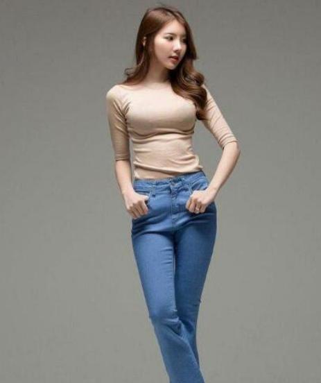 穿紧身牛仔裤的美女，小姐姐咋穿咋好看