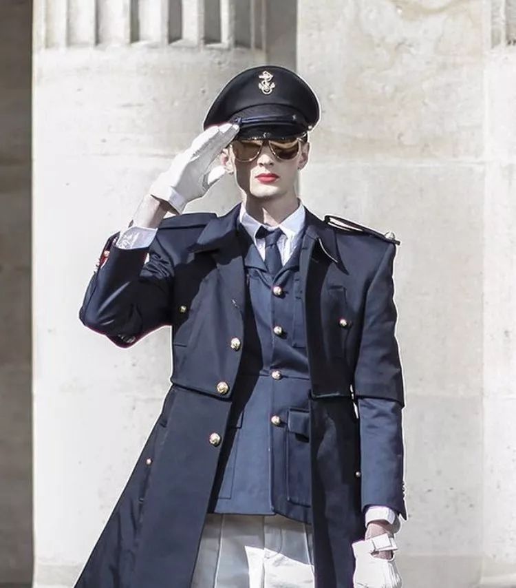 人人都想穿Thom Browne设计的灰西装，可你知道他的其他秘密吗