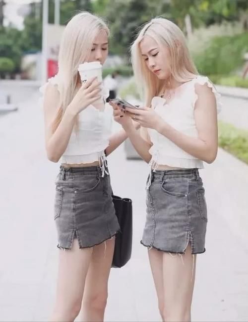 花边上衣姐妹装搭配牛仔小短裙，好看大方又很有潮流的美感