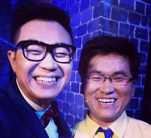  『抵达』两面三刀？姜涛抵达董成鹏直播刷礼物叙旧，被扒往日内函董成鹏势利眼
