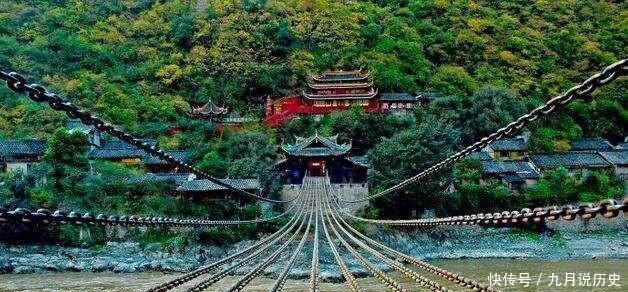  「铁链」泸定桥13根铁链重达40吨，在工业技术不发达的古代，如