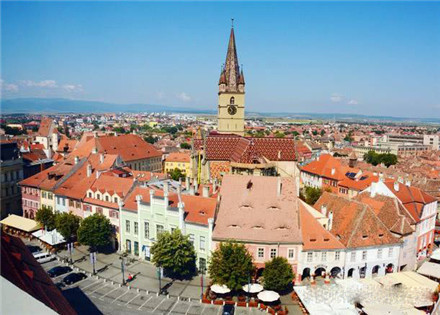 世界最诡异的小镇,房屋上面都长着“眼睛”,游客:晚上不敢出门