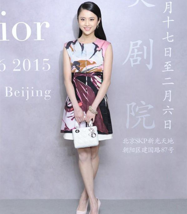 张慧雯为显腿长，脚踩“两根针”出门，短裤短到大腿根！