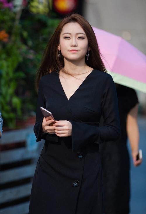  「向日葵」街拍：小姐姐笑起来非常可爱，犹如开花的向日葵，是那么的阳光
