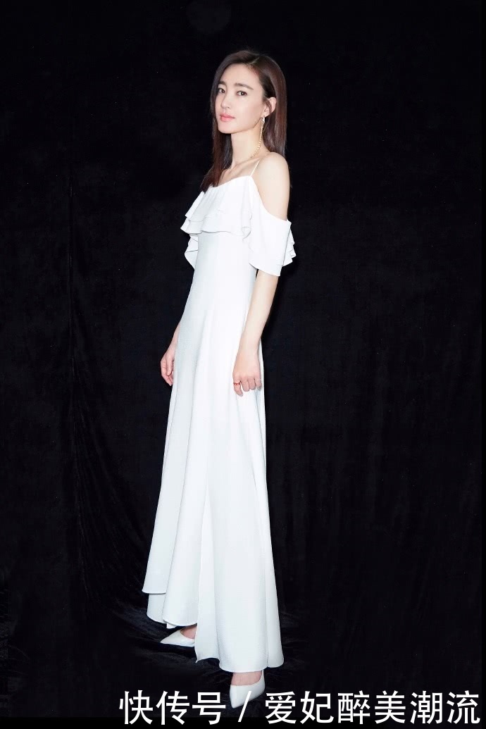 王丽坤真猛！这么紧的上衣也要硬塞进去，网友：为了显瘦豁出去了