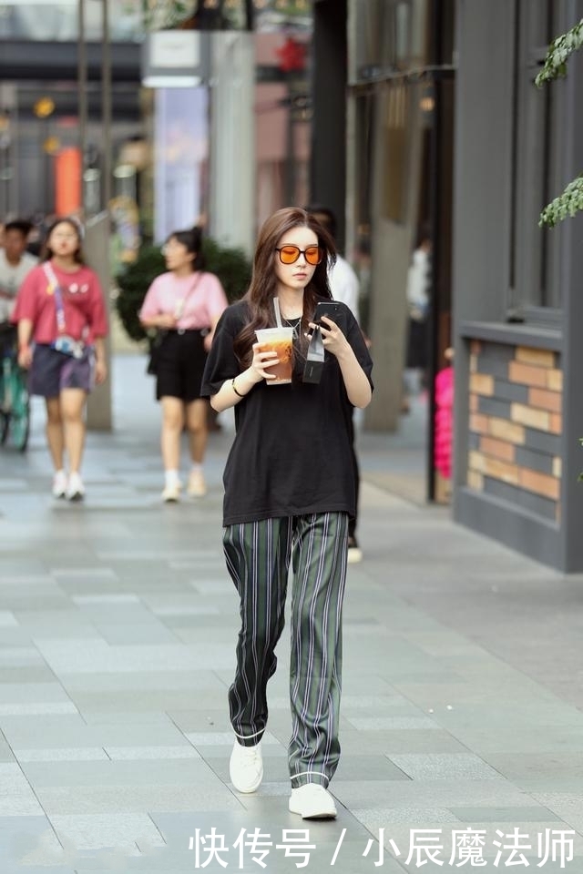 美女|路人街拍,美女搭配简洁美观的连衣裙,显出了一种潇洒随性的气韵