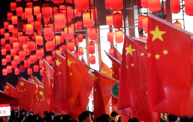 外国游客扎堆逛小吃街，小伙忙着吃串，美女专挑人多的地方留影