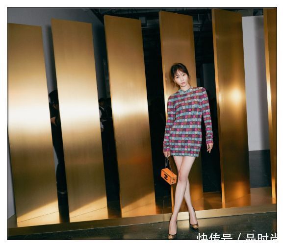 看了毛晓彤格纹裙，再看白百何，网友：甜美与妩媚的差距一目了然