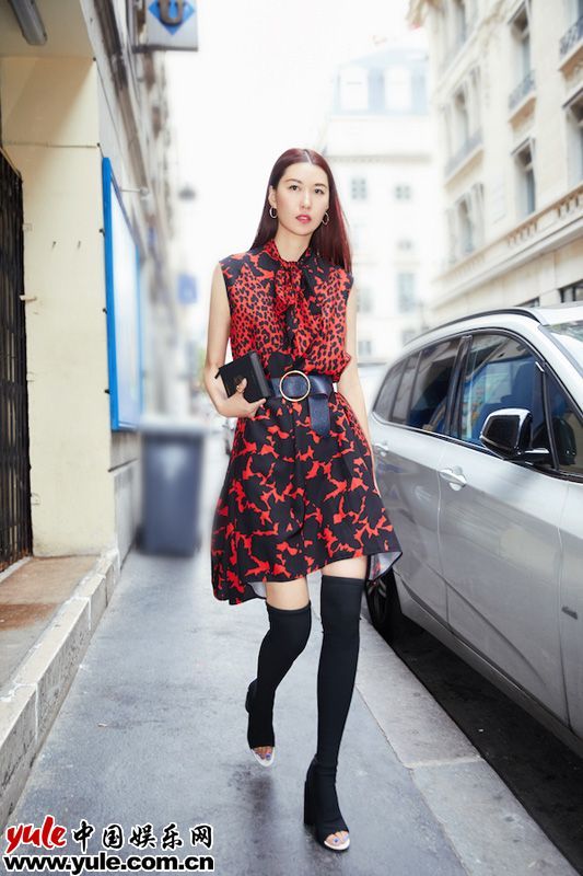 李晖出席纪梵希高定 巴黎街头展现东方美