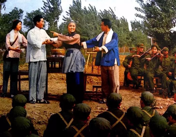 70年代身着65式军服的解放军，条件虽艰苦，但个个精气神十足