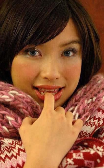 迪丽热巴早前写真，妆容夸张堪比baby，网友：幸亏颜值过硬！