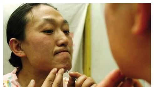  「举重运动员」举重冠军邹春兰现状，雄激素致男人特征显著，结婚多年仍不能生育