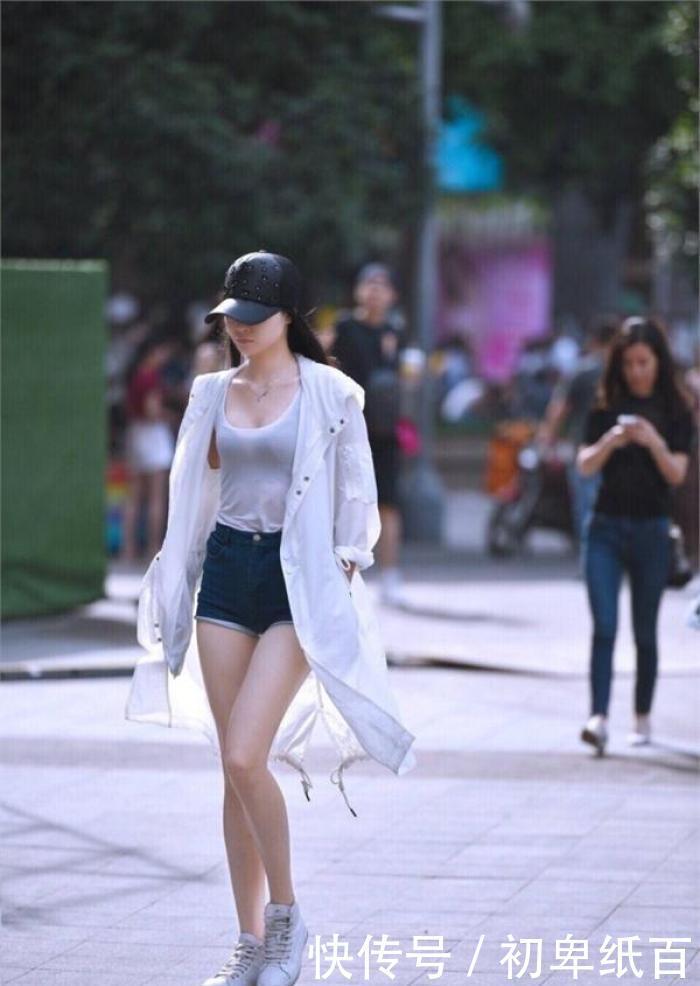  热裤■街拍：一条热裤，一件白体恤，凸显美女高挑身材