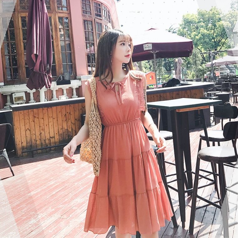 大城市女人也忒开放了，出门都是“小吊带”，下面真让人大饱眼福