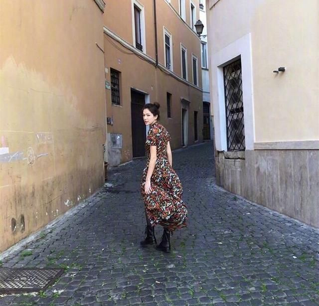 许玮甯摩洛哥旅行晒美照，把民族风穿这么美，多亏她的混血颜