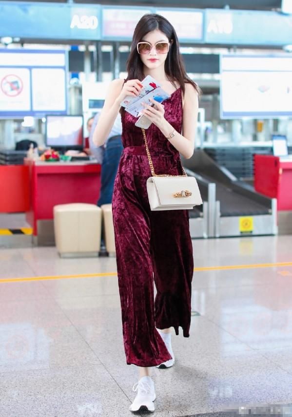 赵丽颖不过穿了套吊带连体服，气场炸裂美到爆，竟把何穗秒杀了！