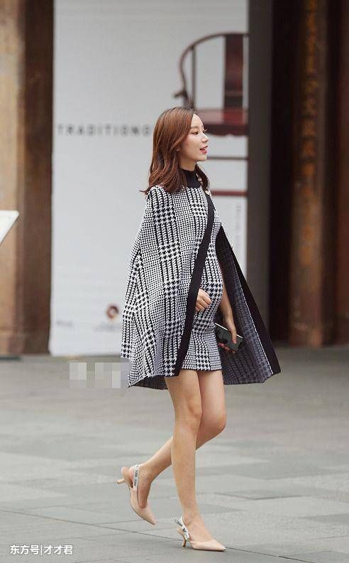 街拍：第五位穿半透明纱裙，单脚站立气势足，这姑娘练过“舞”