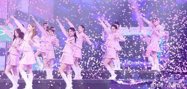 许晴真厉害! 穿的开叉旗袍都快摇摇欲坠 网友: 这尺寸就没人管管?