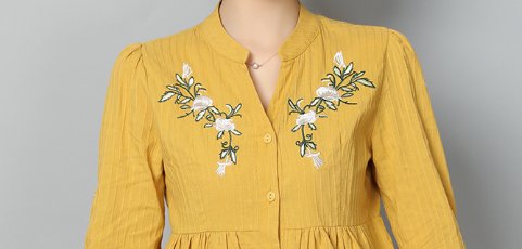 不得不说!46岁老婆穿这，新式小衫+牛仔裤，气质甩旗袍几条街