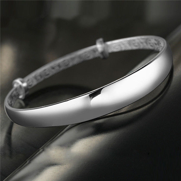 手镯也不是随便戴的，这样做既美观大方，又可保家人平安，显气质