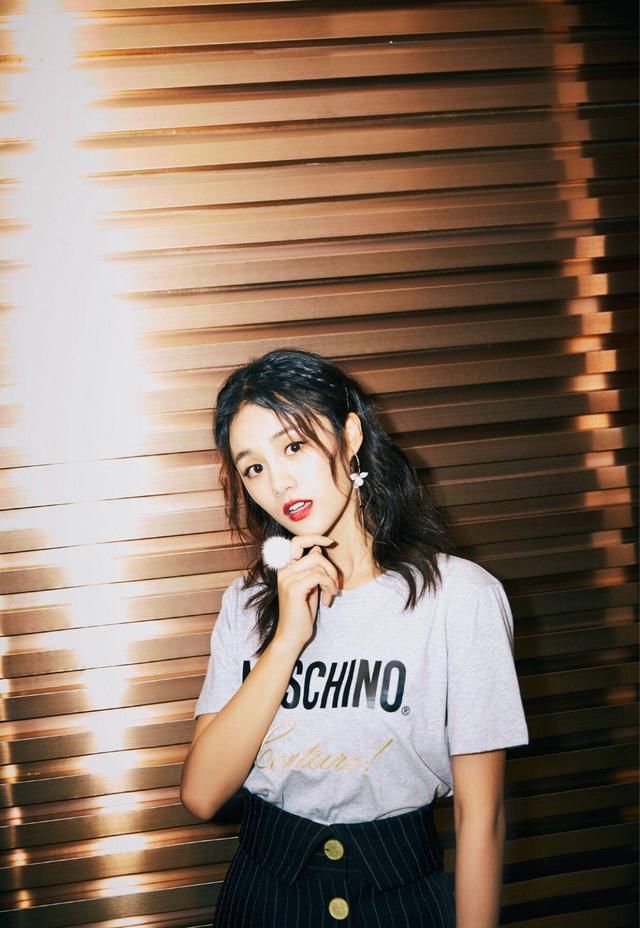 安悦溪穿搭可真发光，魅力爆表 网友：小主，耳环亮了