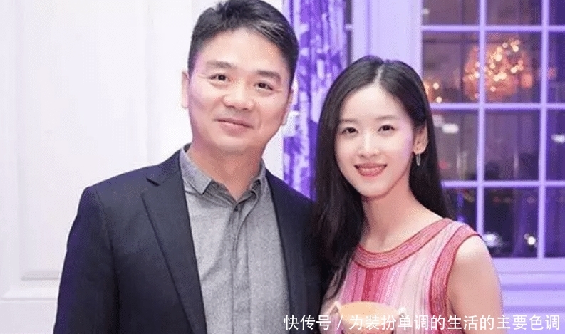  「时间」章泽天与刘强东携手在英国给同胞捐物资，两人不弃前嫌重归于好？