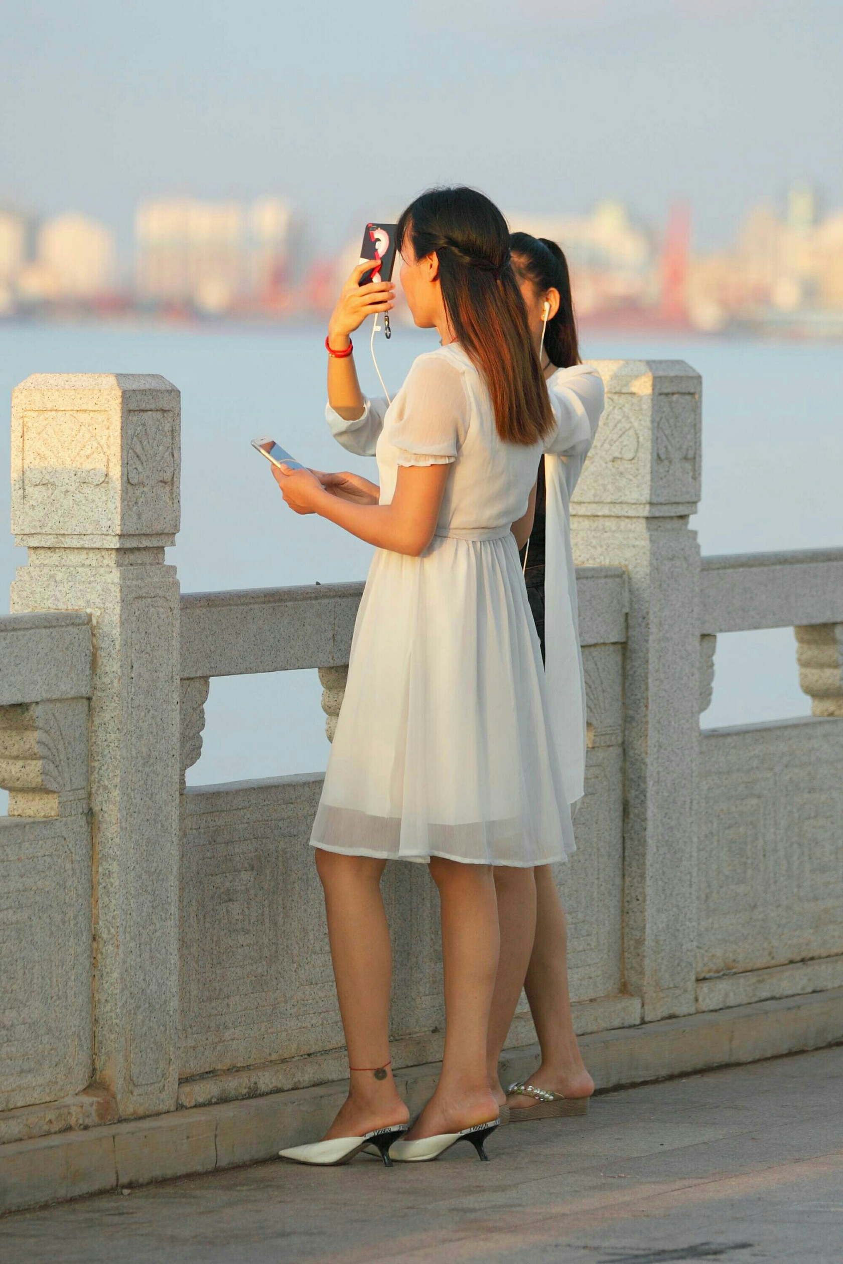 街拍：大长腿美女万般美，城市风尘沁人心