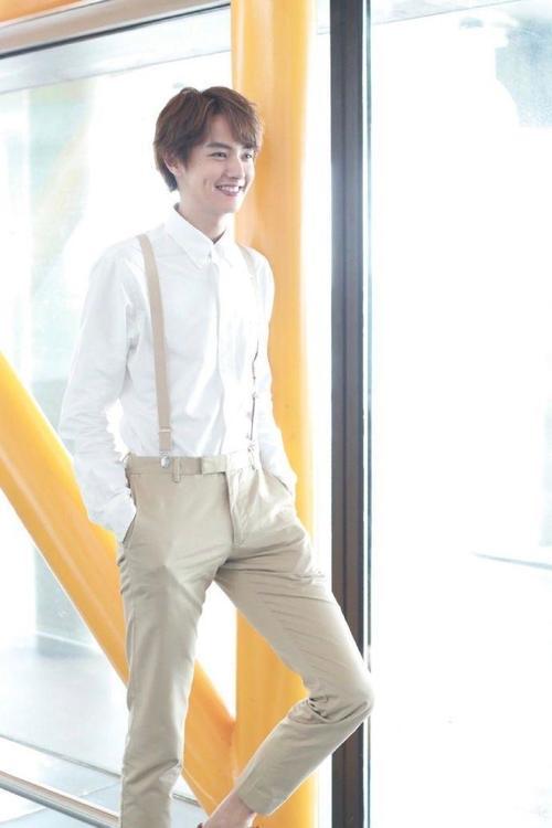 本以为鹿晗穿背带裤够迷人了，没想到官鸿的出现才见识什么叫帅气