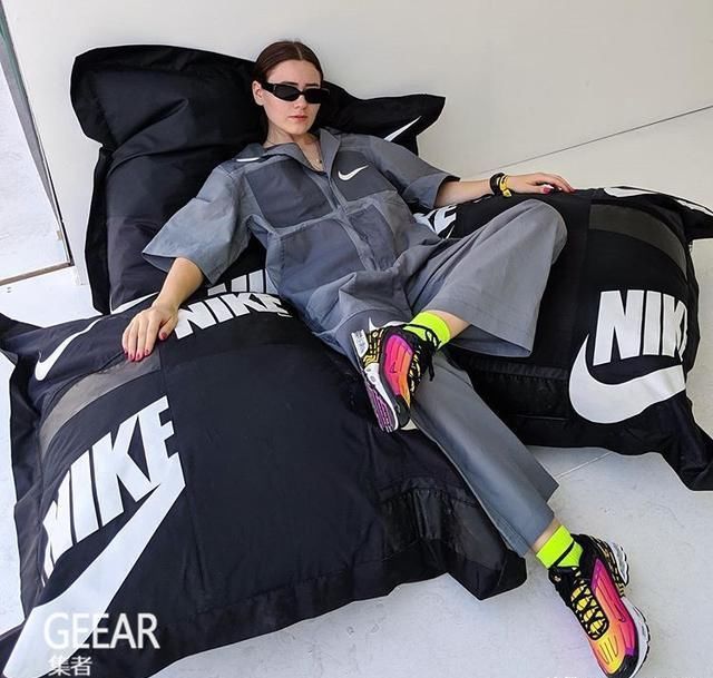  Nike@这款超大号Nike袜子地毯还未发售，就让Swoosh粉热捧