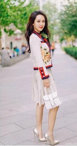 每个小女生从小都有着对高跟鞋的无限迷恋，那么杨紫也不例外的。
