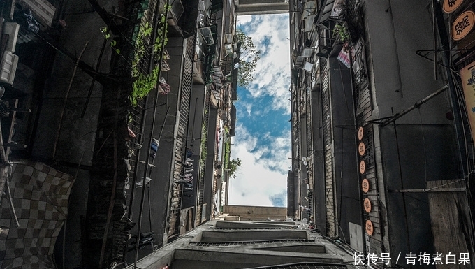 内地这座破旧老楼房，与香港北角很相似，瞬间成了网红景点