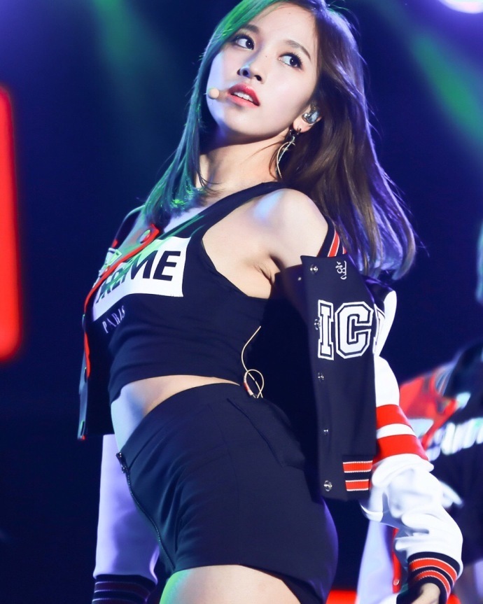 街拍：舞台上的小姐姐，青春活力的外表展现纤纤玉腿