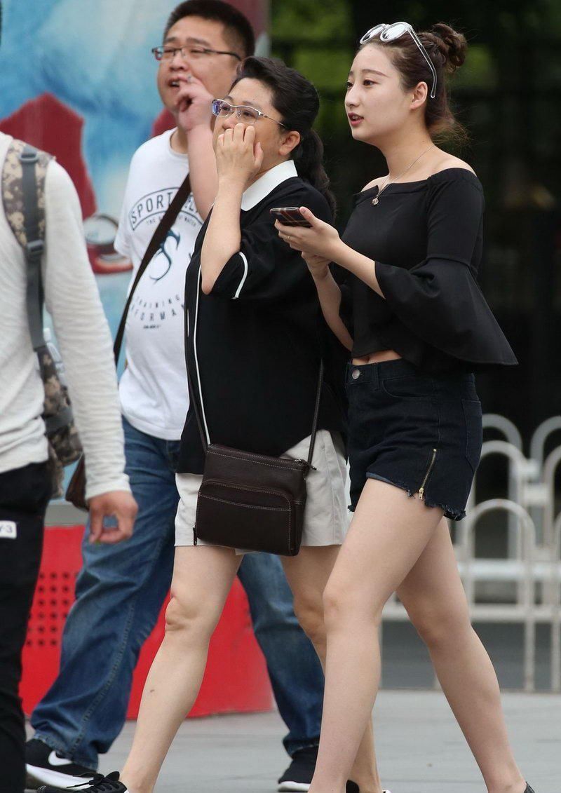 东路街拍: 一身黑色时尚装的白嫩美腿妹子, 穿出长腿女神范儿