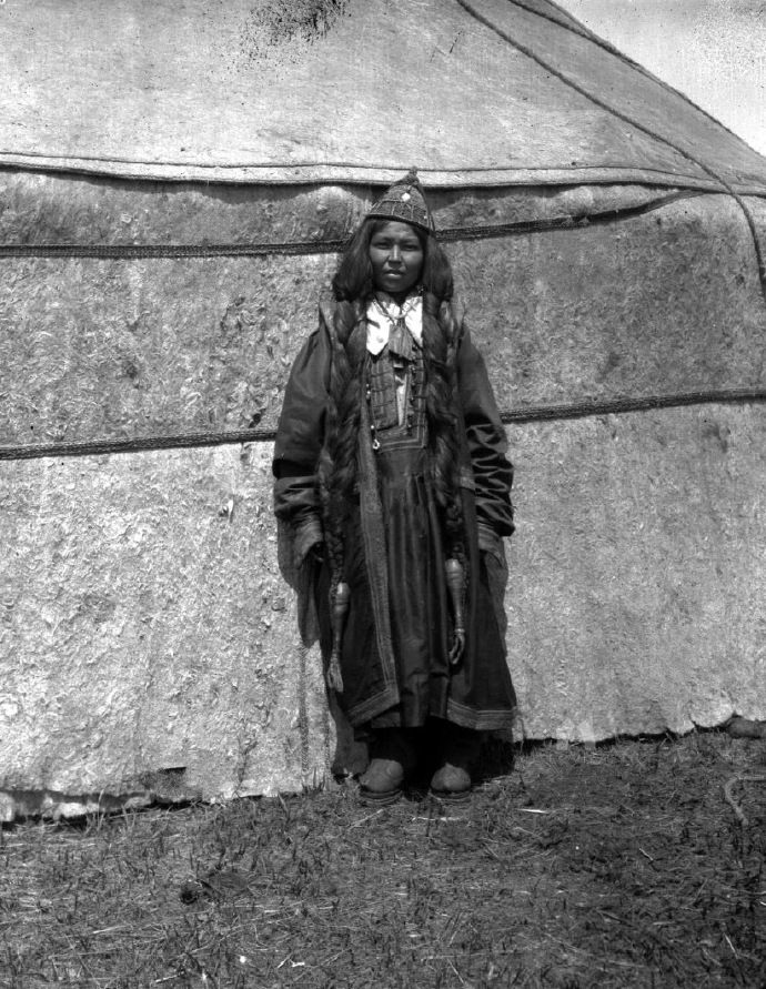 老照片:100年前新疆伊犁地区，特克斯河谷的游牧民族