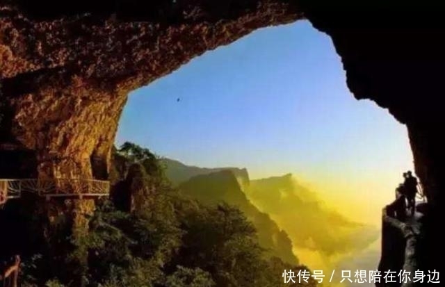 重庆金佛山绝壁栈道，玩的就是心跳，不知道你敢不敢去挑战？