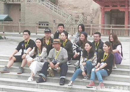 赵薇晒莫高窟照再惹质疑：不知道禁止拍照？了解真相后莫名心疼她