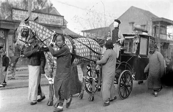 美国人在鞋盒里发现了6000张中国老照片，轰动全世界