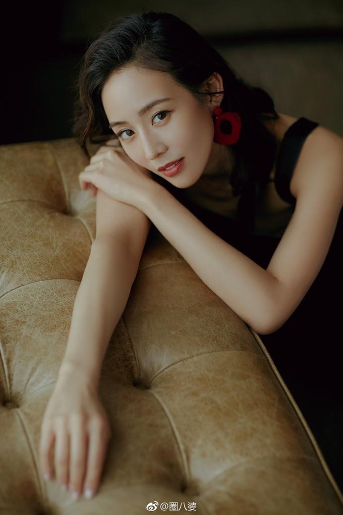 张钧甯真的太美啦，黑色吊带长裙尽显完美身材！网友：锁骨最美！