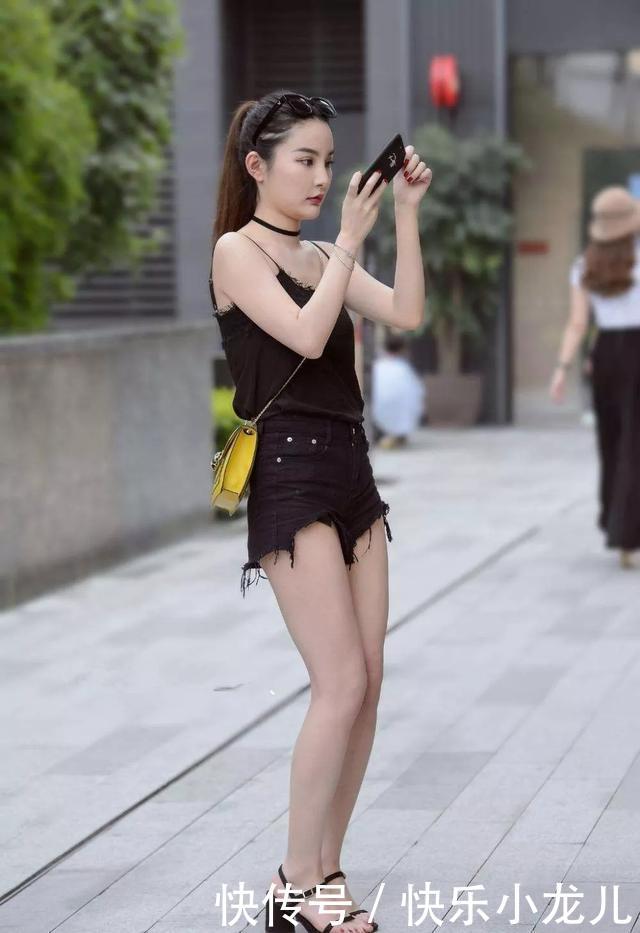 身上穿着一:街拍:美女一双尖头的裸色高跟鞋,勾勒出优雅的身姿,气质迷人