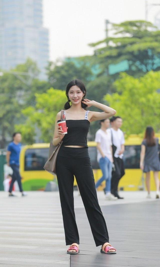 美女散步，高雅娇美皮肤细嫩，长腿女神啊！