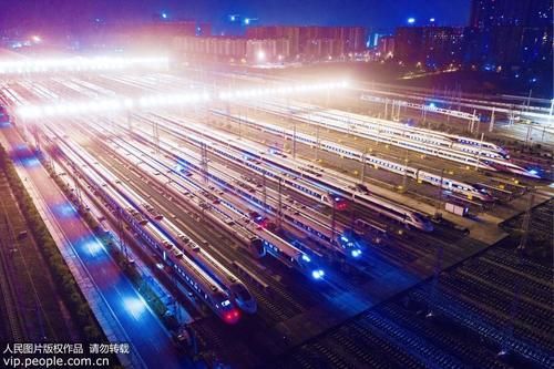  「万箭齐」春运动车组如“陆地航母”万箭齐发