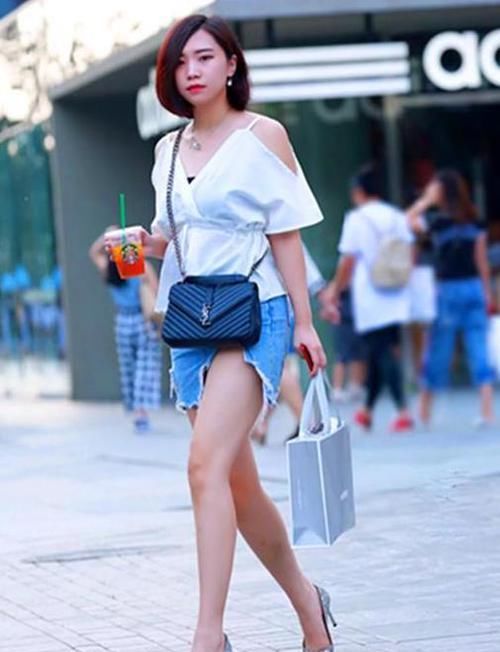 气质：街拍：天生丽质的美女，一件吊带上衣配牛仔短裙，时尚气质范