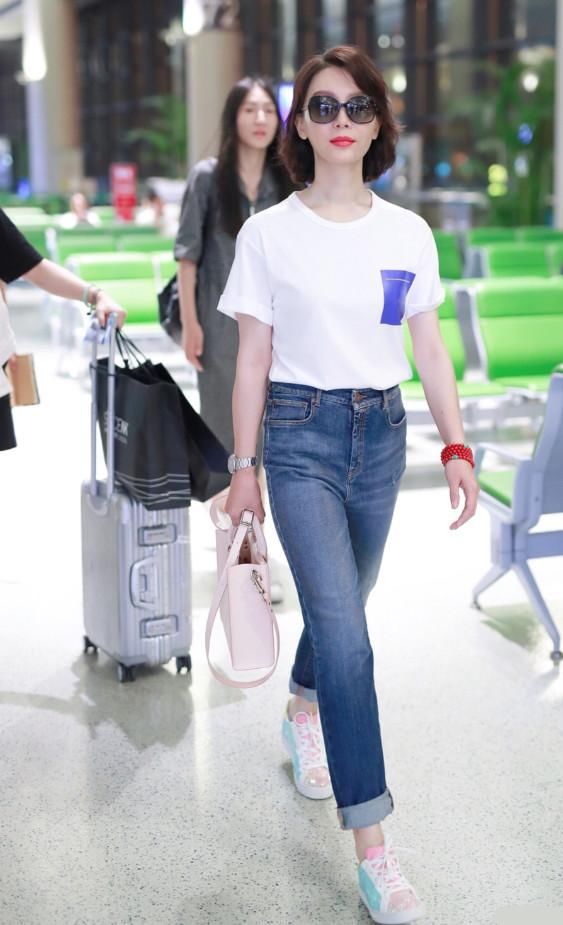 陈数穿这么简单，穿错小女孩的鞋子就出门，女神气质藏不住!