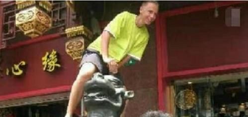 说中国游客没素质？那这些外国游客的行为，才是真丢人！