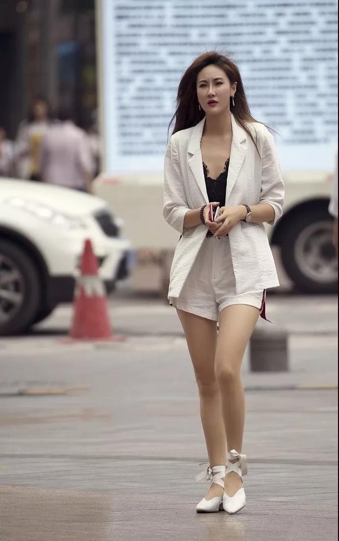 街拍路人,穿搭风格各异的路人,引领着夏日街头时尚潮流