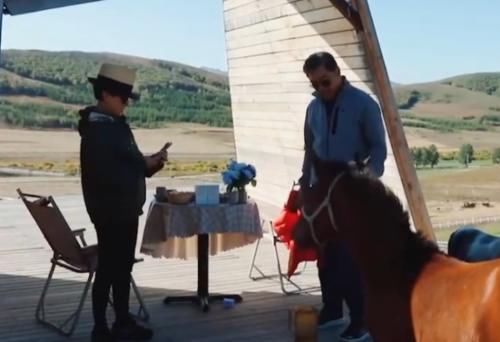 邓婕和张国立自驾游,清晨喂马吃油条,谁注意他喝水的水壶?