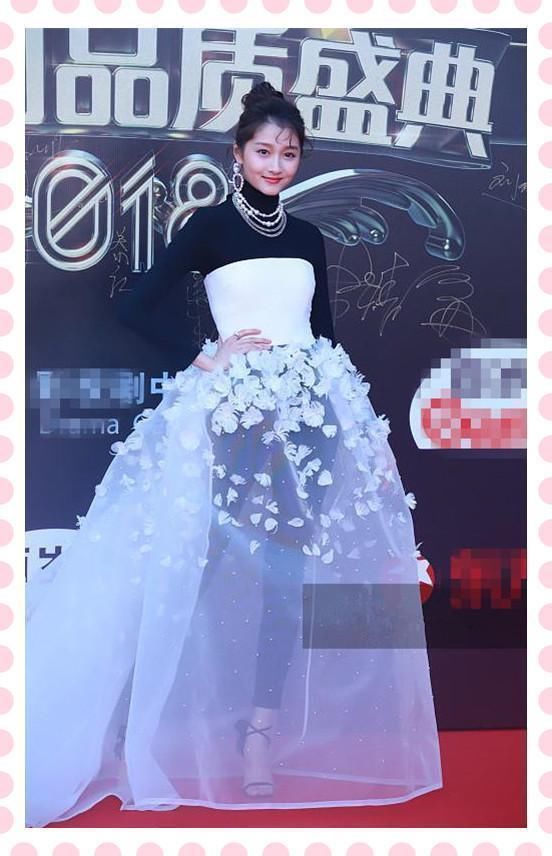 裙子里面套仔裤果然是穿搭雷区!不止关晓彤,就连舒淇也扛不住!