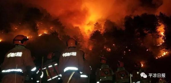 平凉森林消防跨省救援归来 山西沁源数万群众夹道欢送