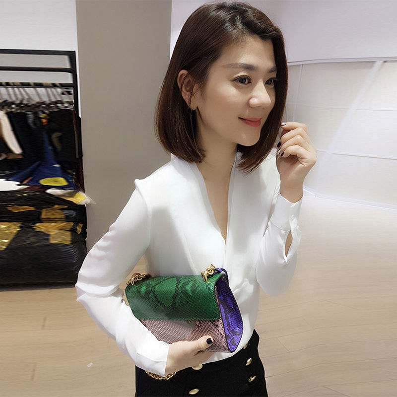 别再穿普通打底衫，太土了!现流行这样的雪纺衫，怎么穿怎么美